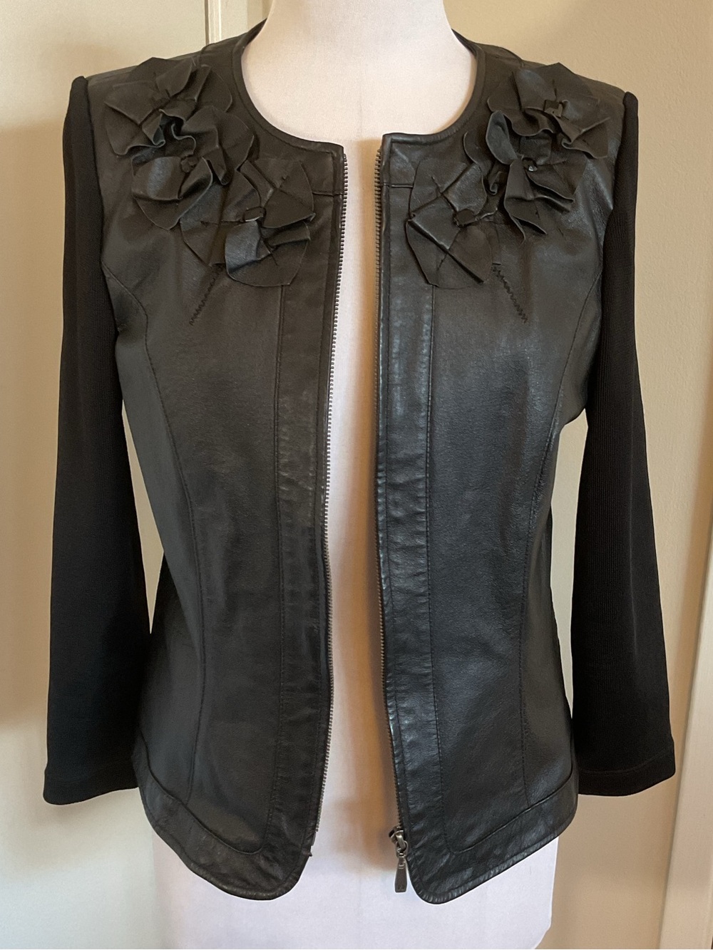 Peter Nygard Black Leather Jacket Raised Floral Appliqué Knit Sleeve Size 4 6